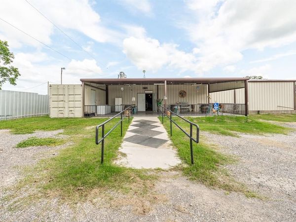 901 E Navarro Avenue, De Leon, TX 76444