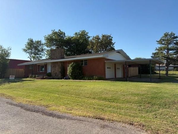 820 Washington Avenue, Mountain View, OK 73062