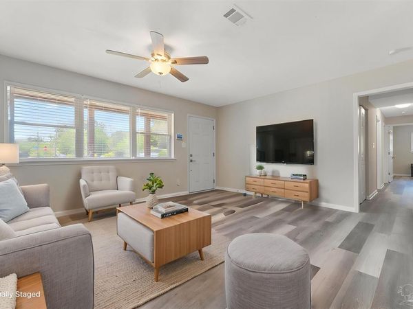 8 Goodman Ln, Pensacola, FL 32506