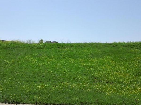 812 Sir Galahad Lane, Lewisville, TX 75056