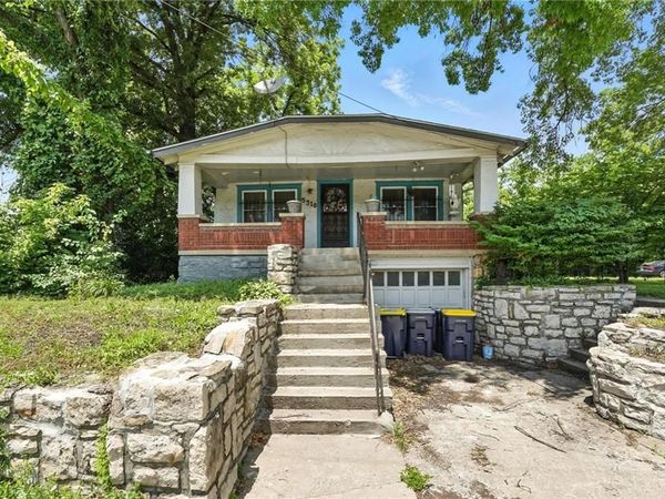 5310 Blue Parkway, Kansas City, MO 64130
