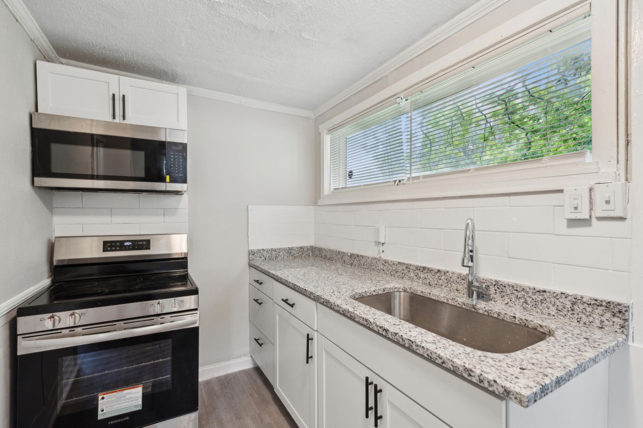 2577 Good Street Photo 11