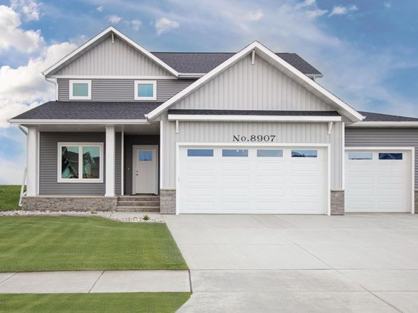 8907 Cottonwood Boulevard, Horace, ND 58047