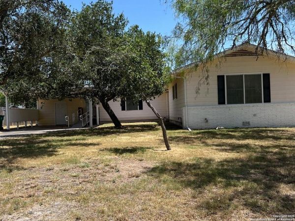 702 Esplanade, Karnes City, TX 78118