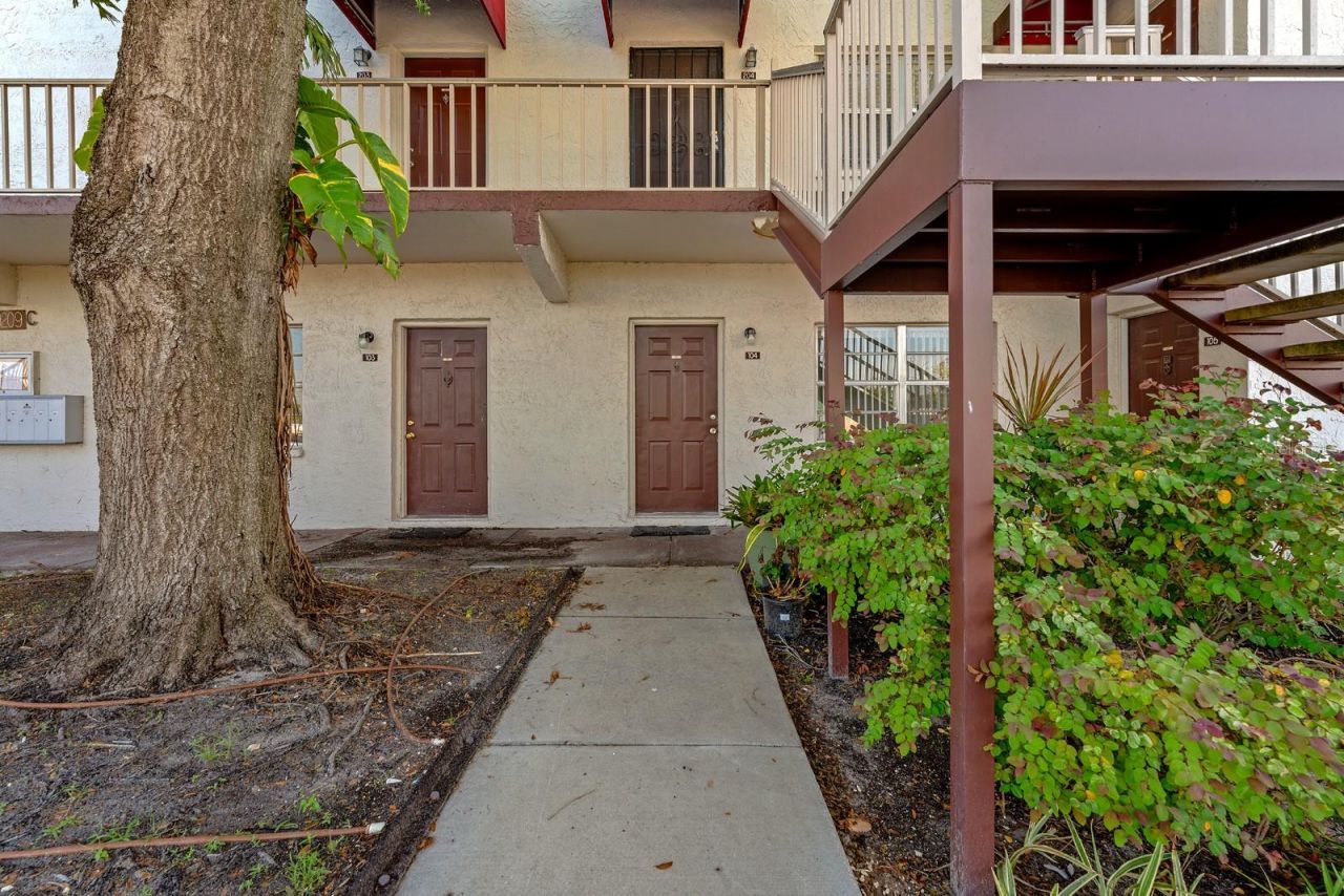 9209 Tudor Drive, Unit C104, Tampa, FL 33615 Main Photo