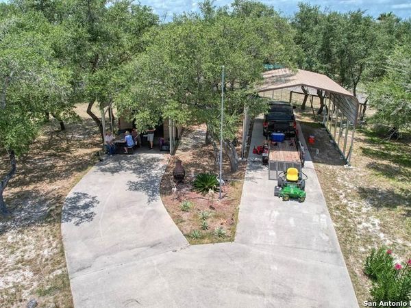 527 N traylor, Rockport, TX 78382