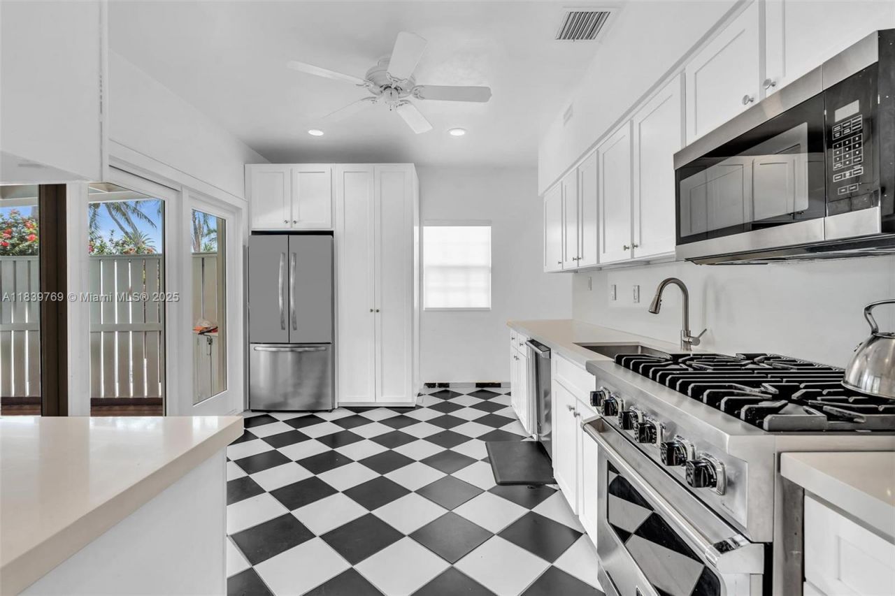 924 Belle Meade Island Dr, Miami, FL 33138 Photo