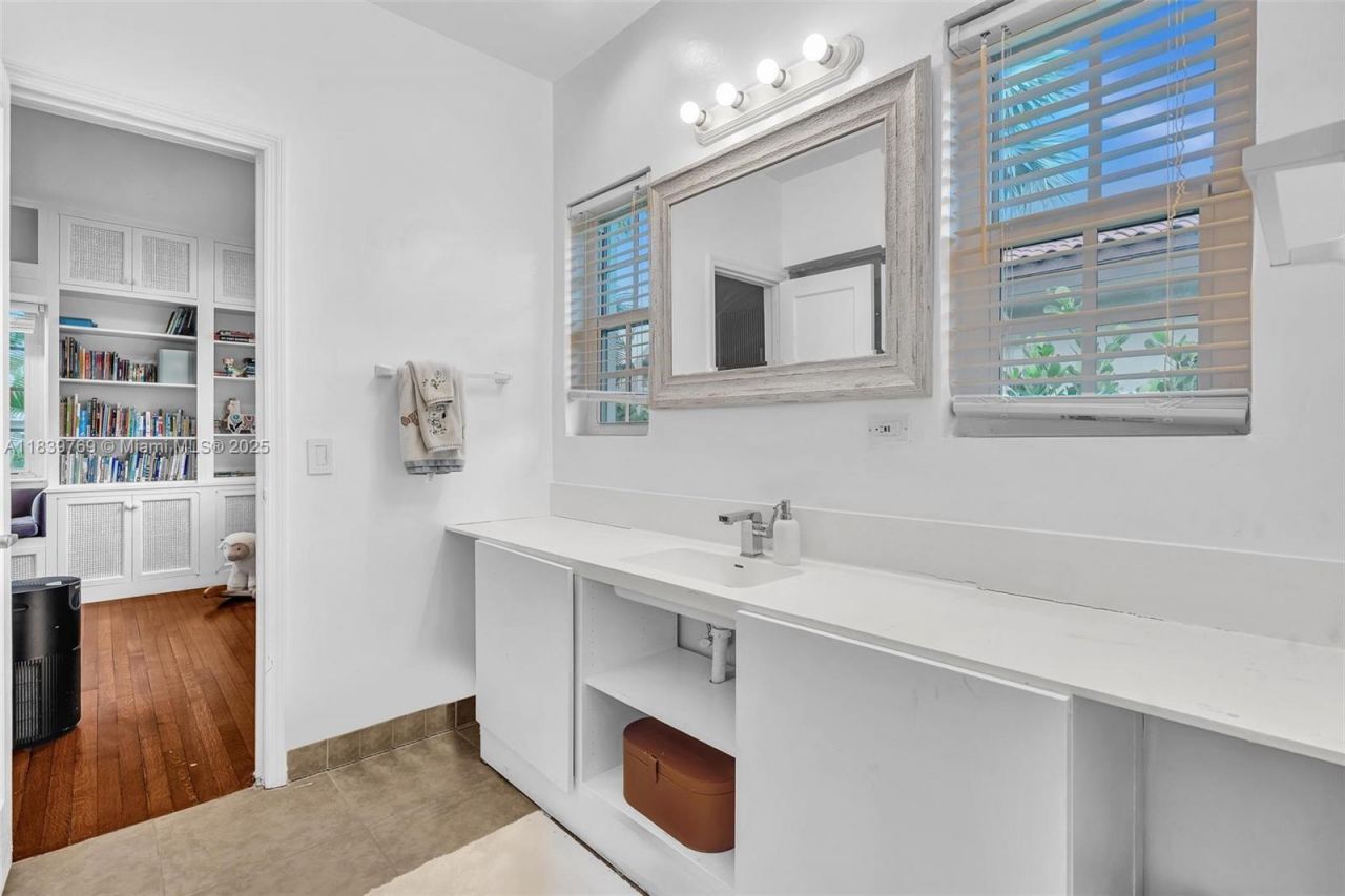 924 Belle Meade Island Dr, Miami, FL 33138 Photo