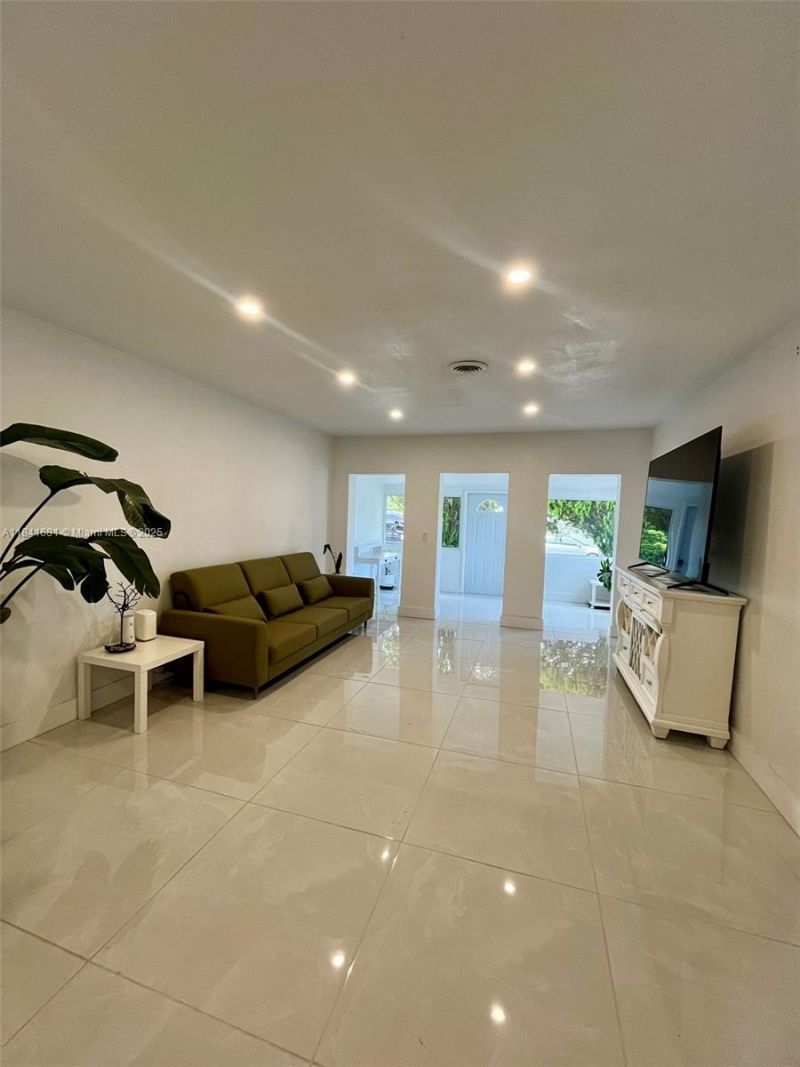 1172 NE 160th Ter, North Miami Beach, FL 33162 Photo