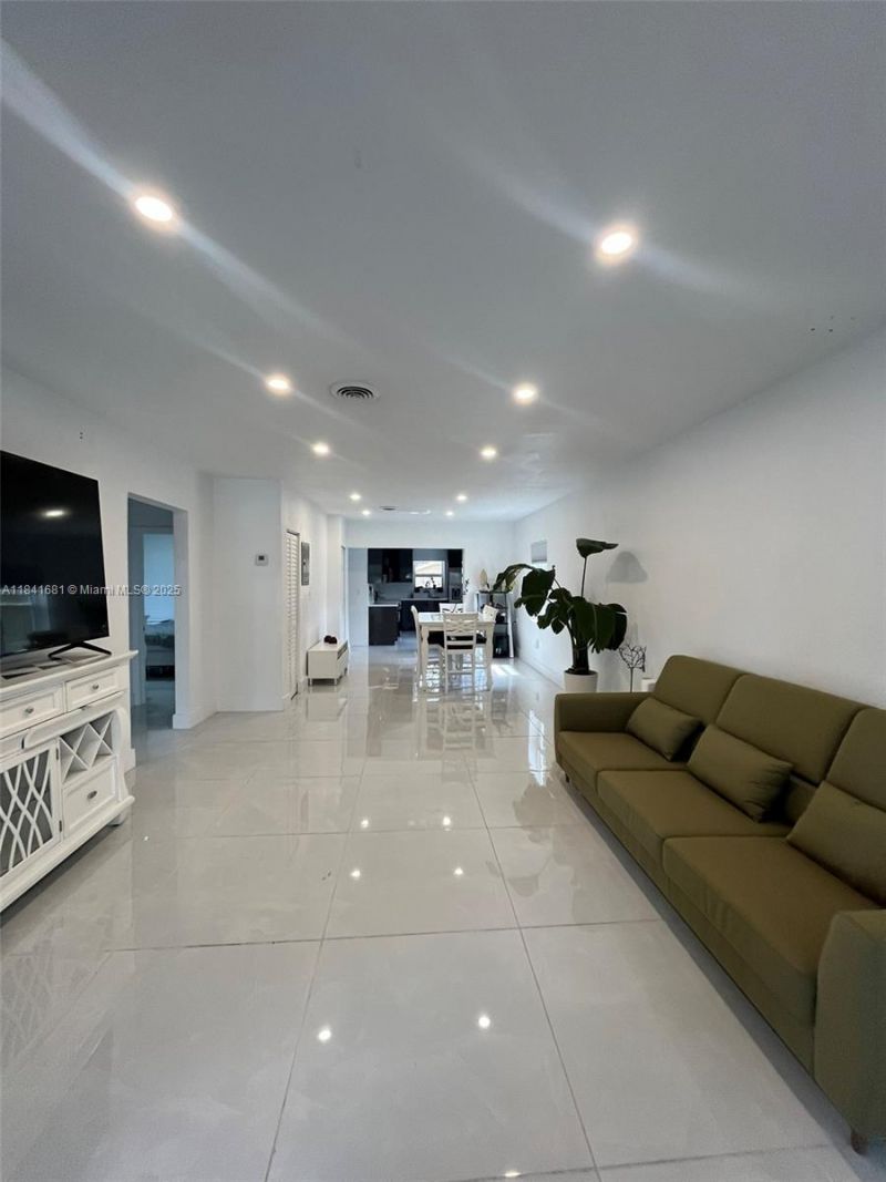 1172 NE 160th Ter, North Miami Beach, FL 33162 Photo