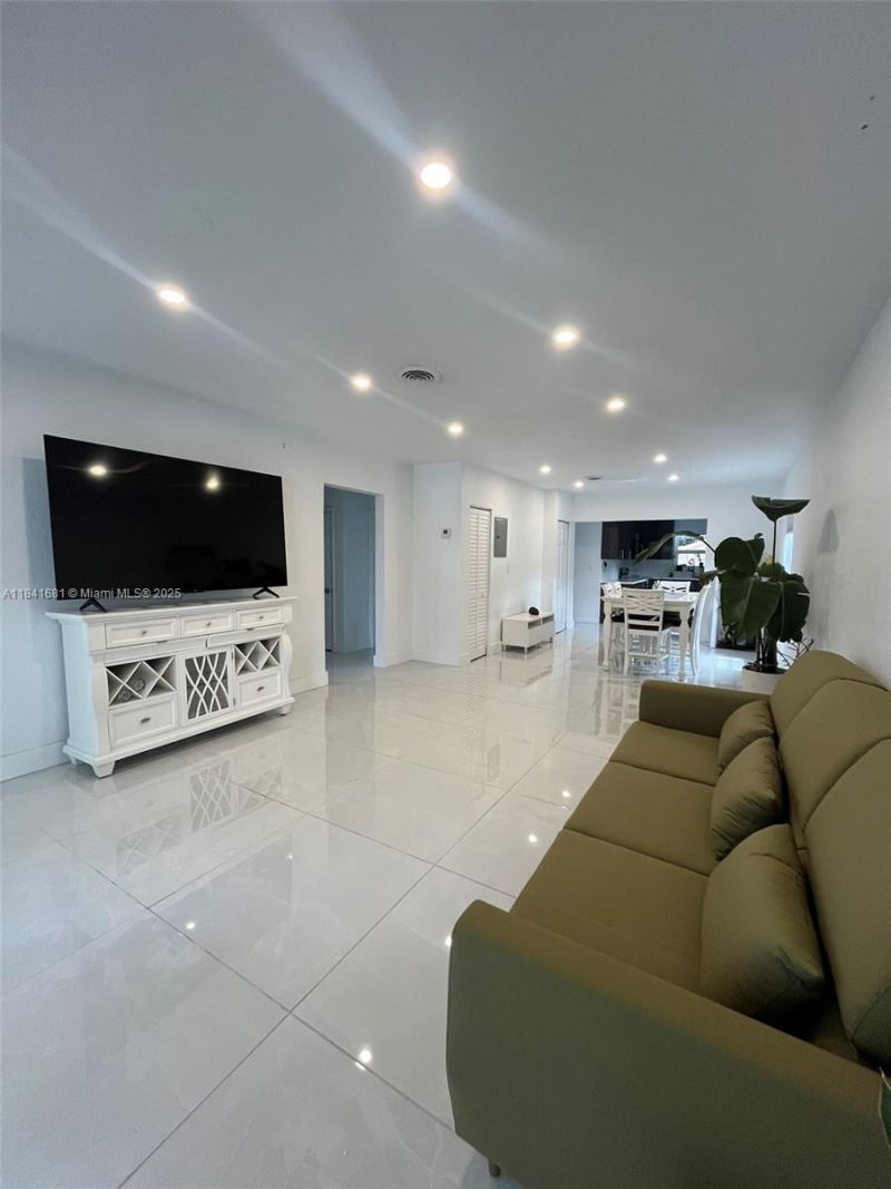 1172 NE 160th Ter, North Miami Beach, FL 33162 Photo