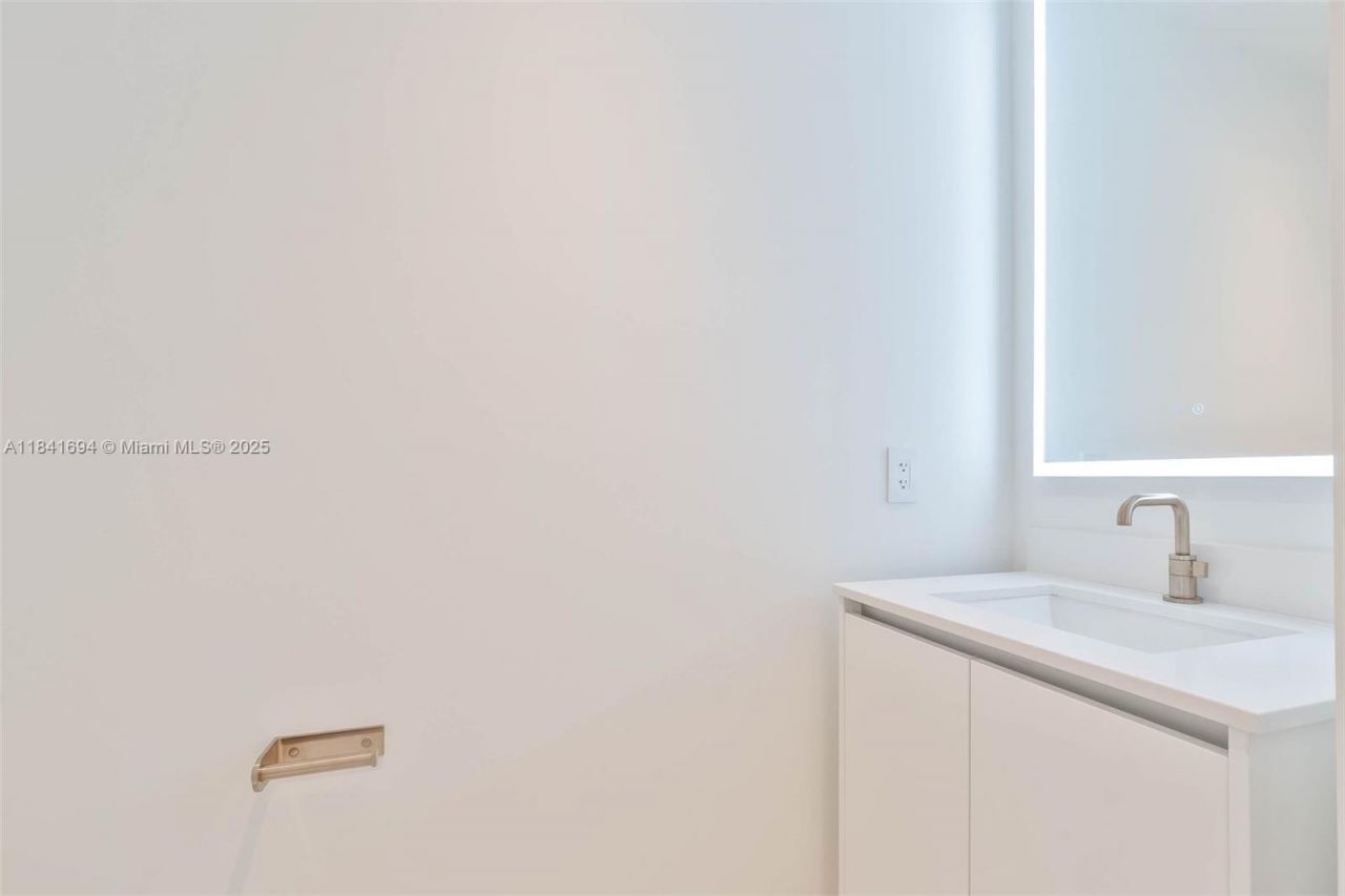 700 NE 24 St, Unit 5005, Miami, FL 33137 Photo