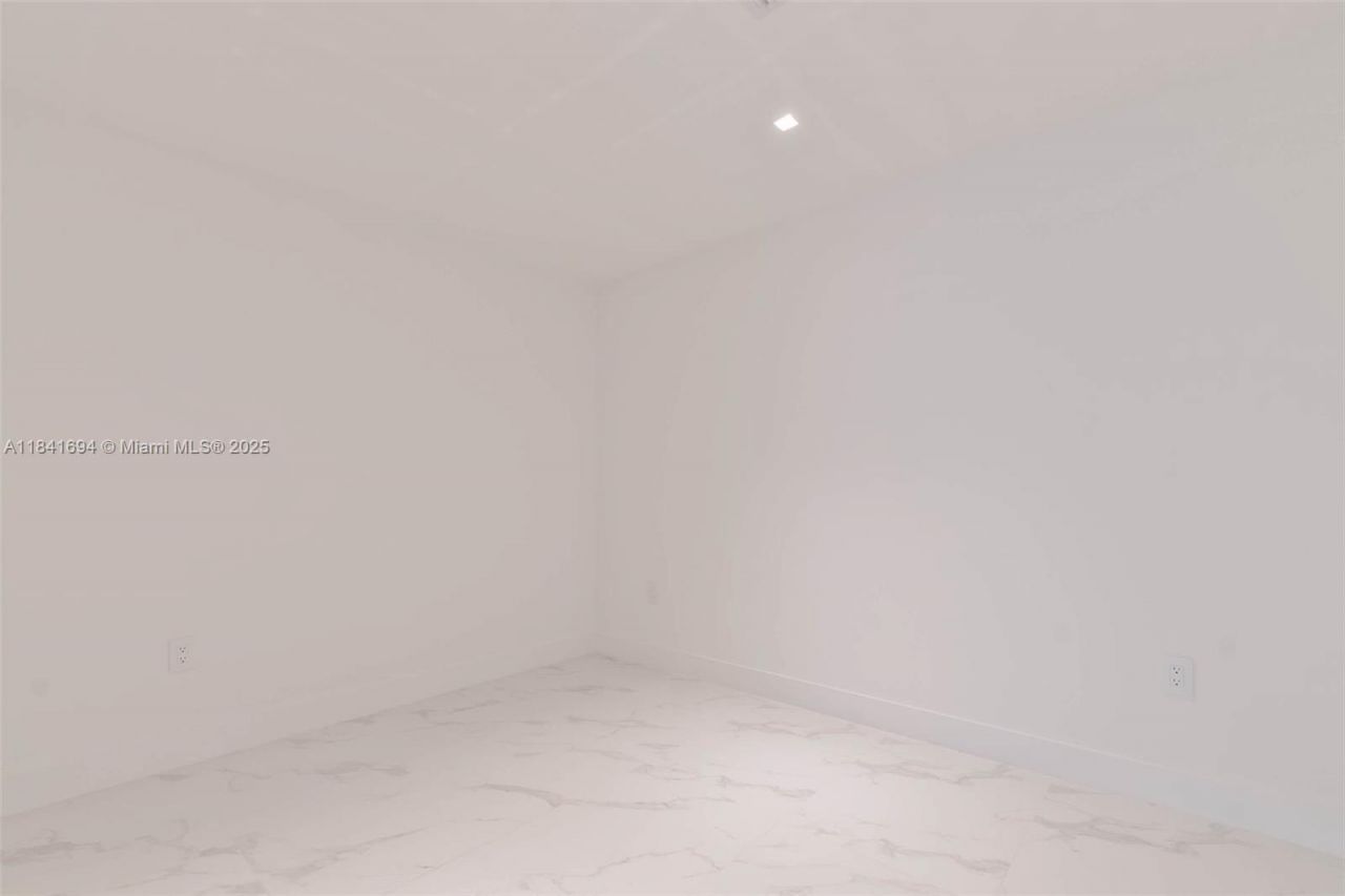 700 NE 24 St, Unit 5005, Miami, FL 33137 Photo