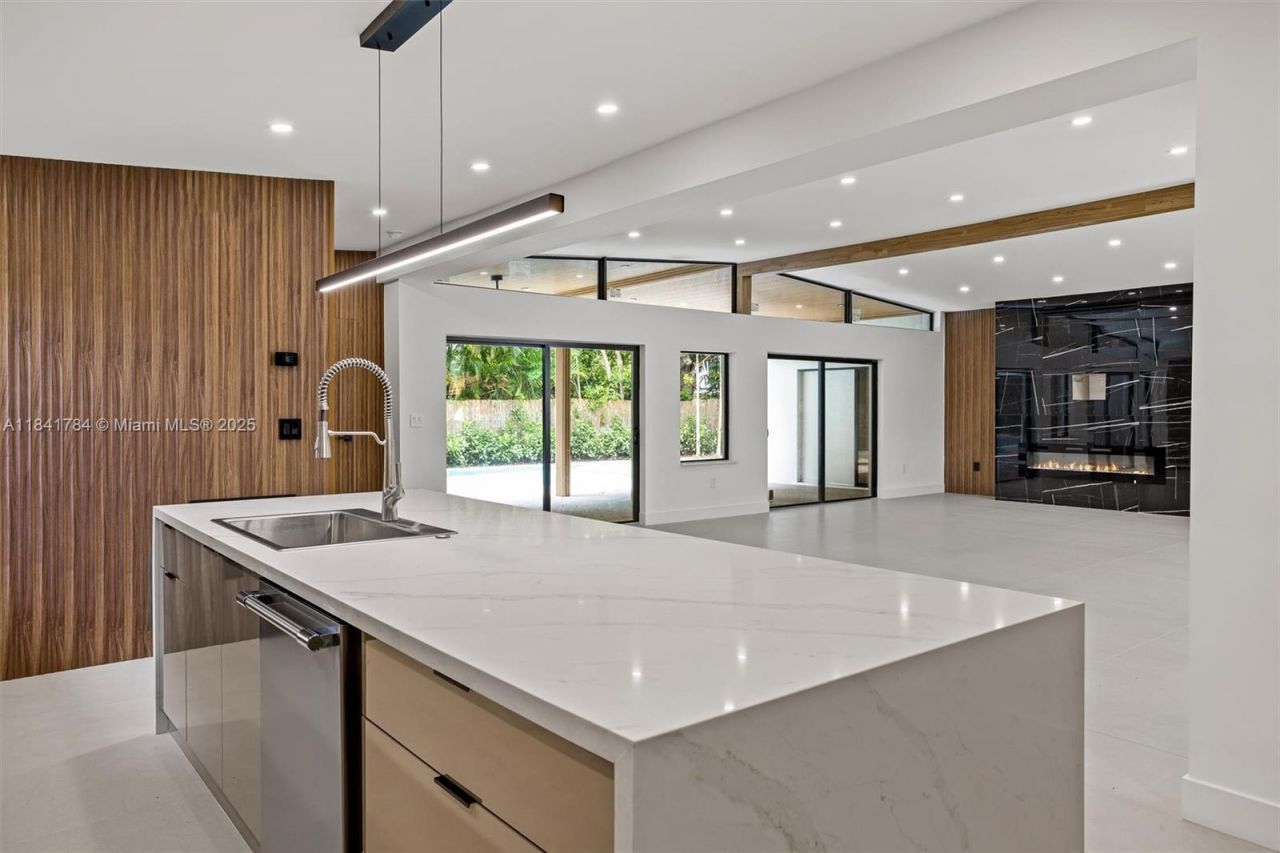 2180 NE 190th Ter, Miami, FL 33179 Photo