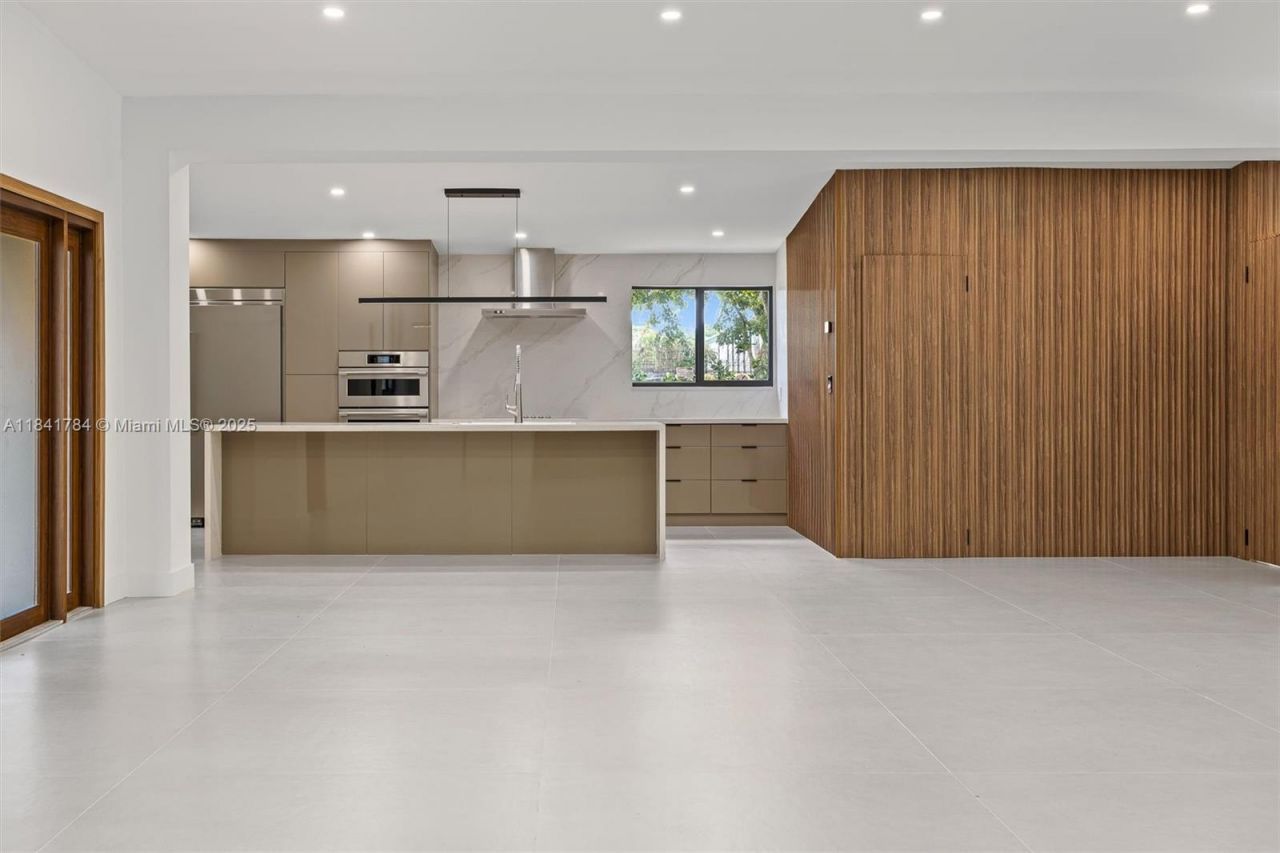 2180 NE 190th Ter, Miami, FL 33179 Photo