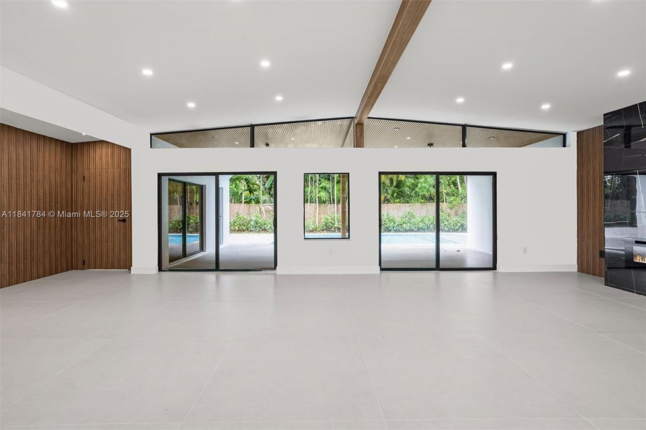 2180 NE 190th Ter, Miami, FL 33179 Photo