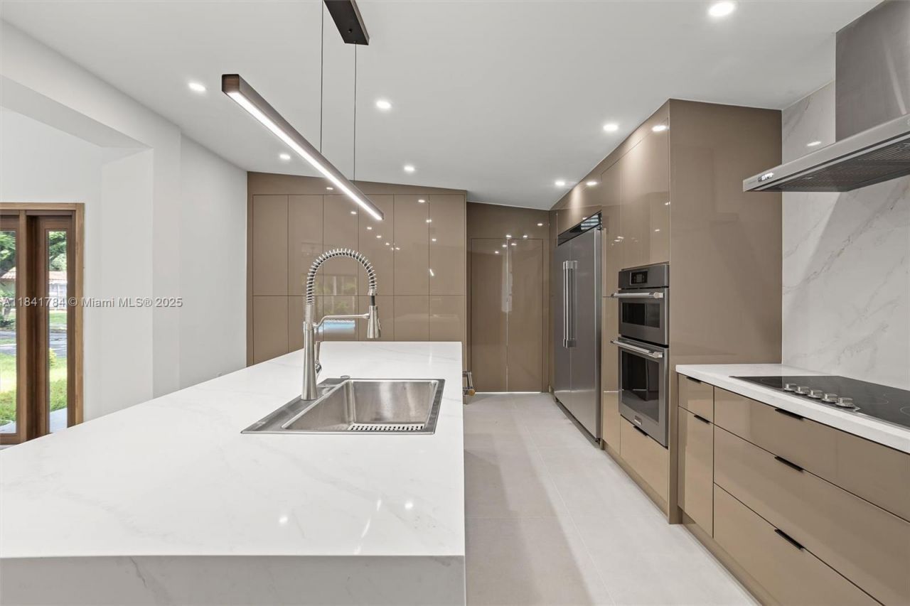 2180 NE 190th Ter, Miami, FL 33179 Photo