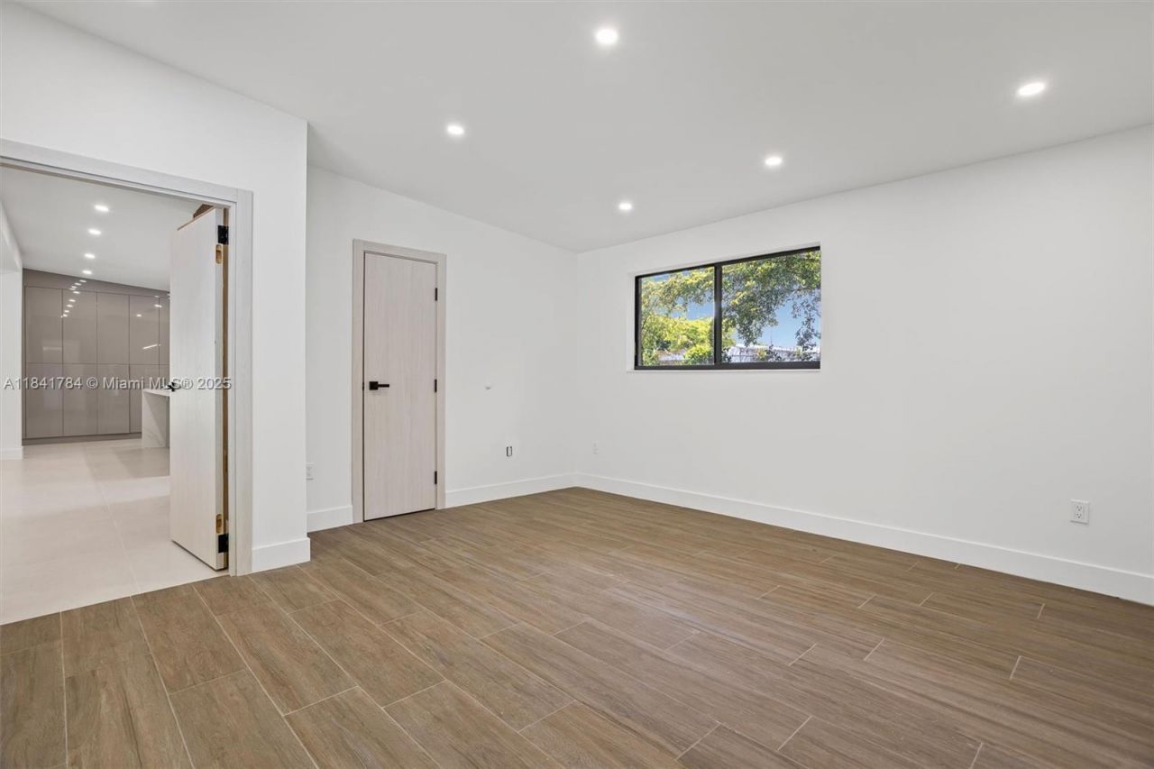 2180 NE 190th Ter, Miami, FL 33179 Photo