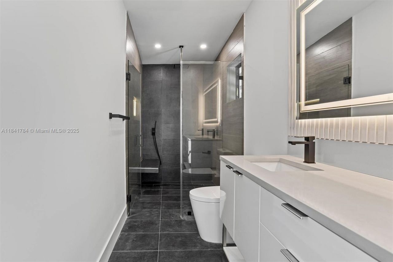 2180 NE 190th Ter, Miami, FL 33179 Photo