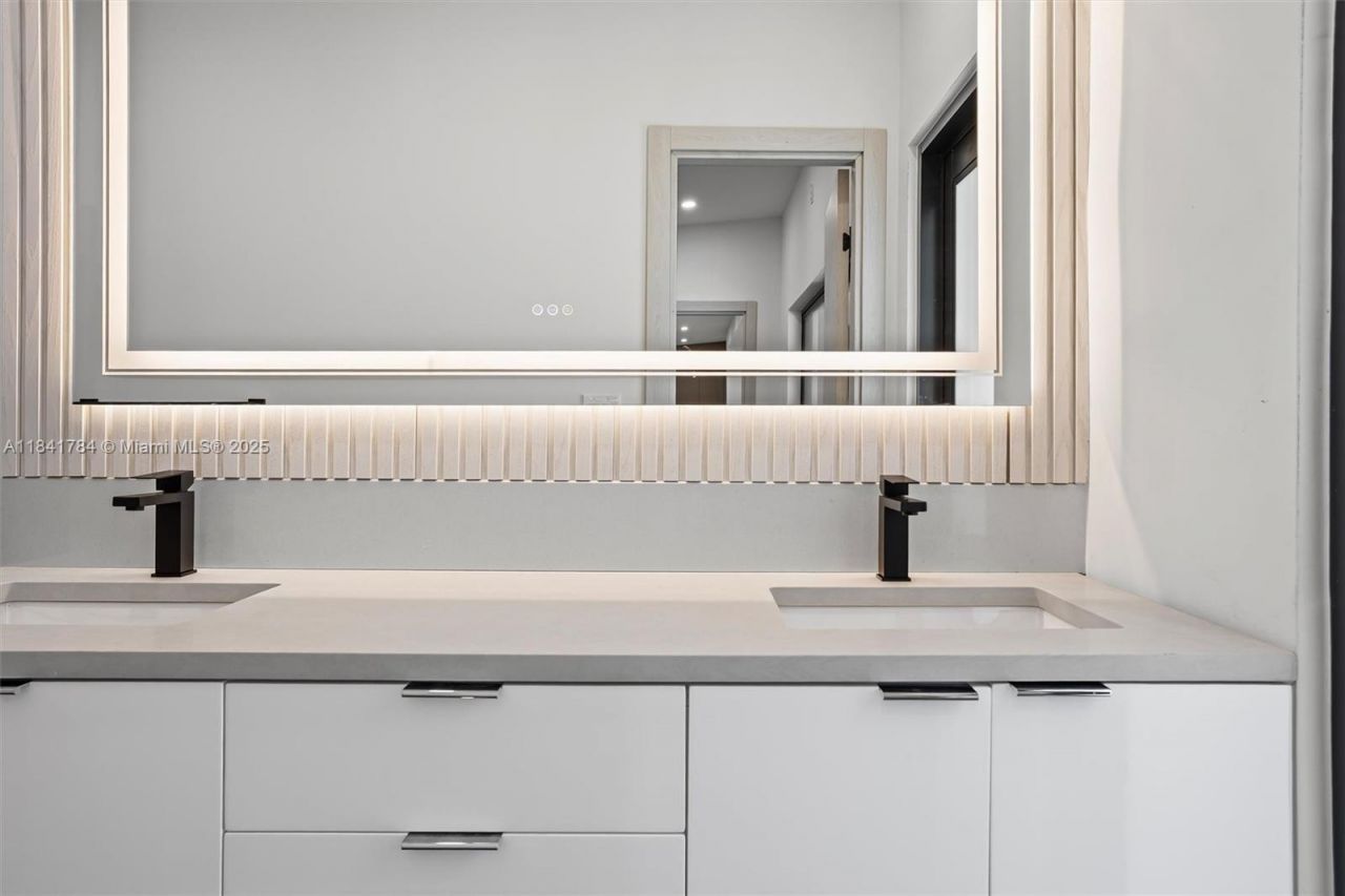 2180 NE 190th Ter, Miami, FL 33179 Photo