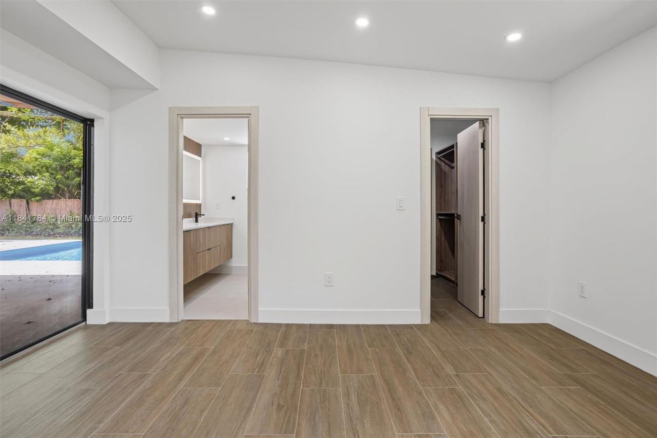 2180 NE 190th Ter, Miami, FL 33179 Photo