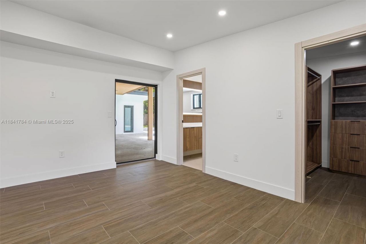 2180 NE 190th Ter, Miami, FL 33179 Photo