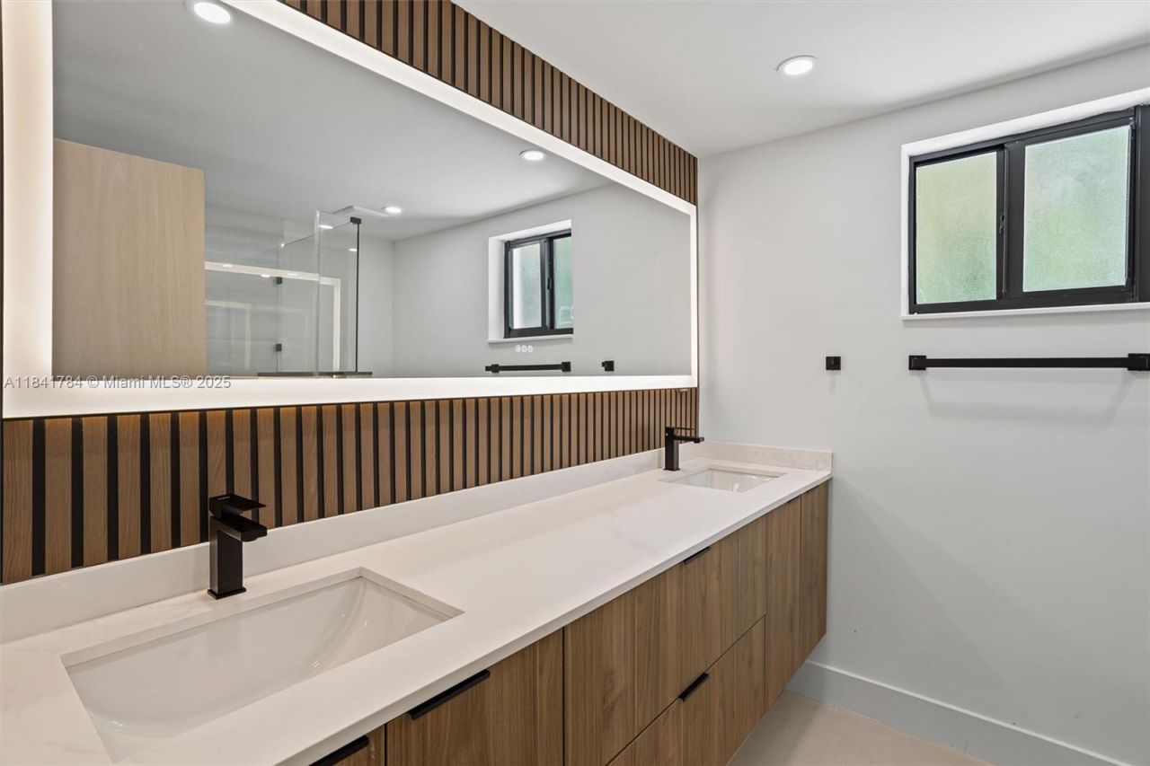 2180 NE 190th Ter, Miami, FL 33179 Photo