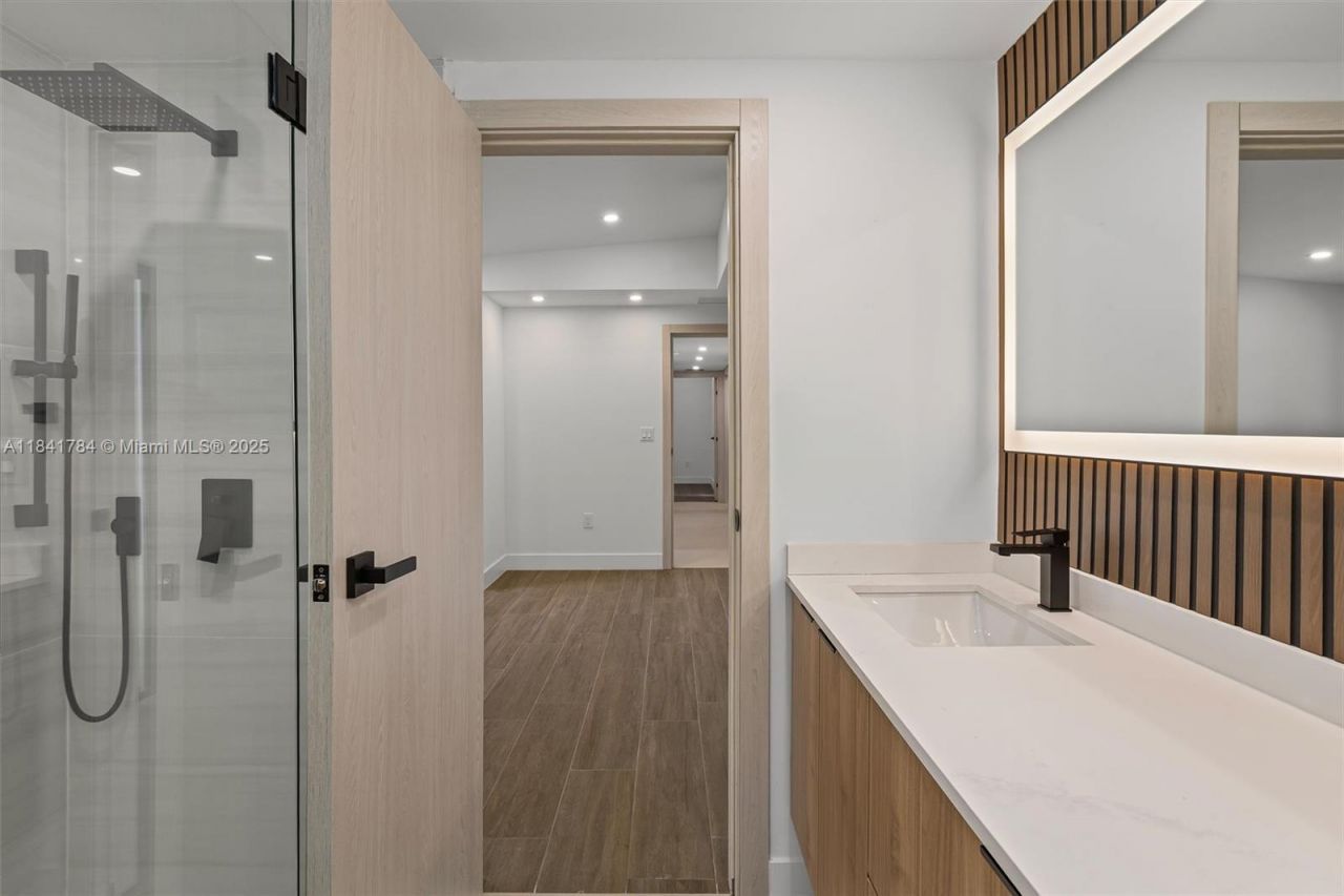 2180 NE 190th Ter, Miami, FL 33179 Photo