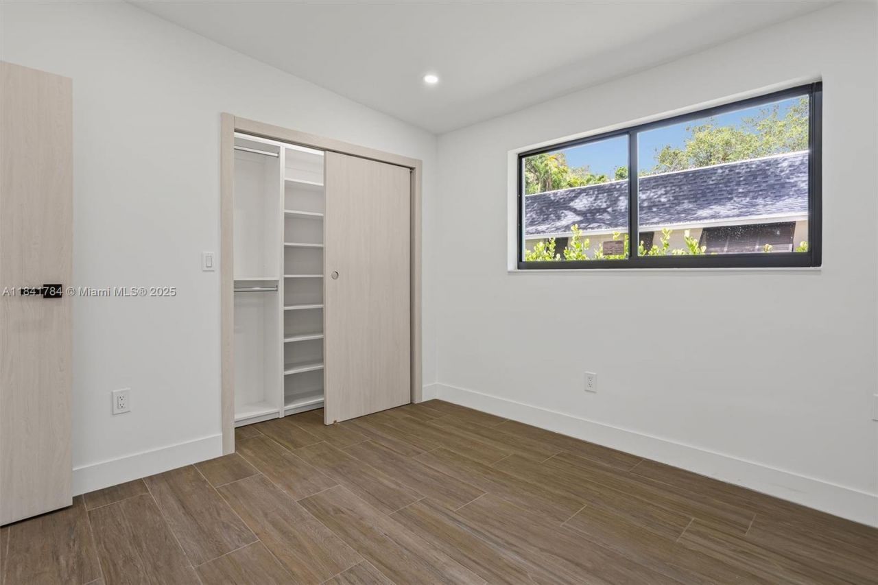 2180 NE 190th Ter, Miami, FL 33179 Photo