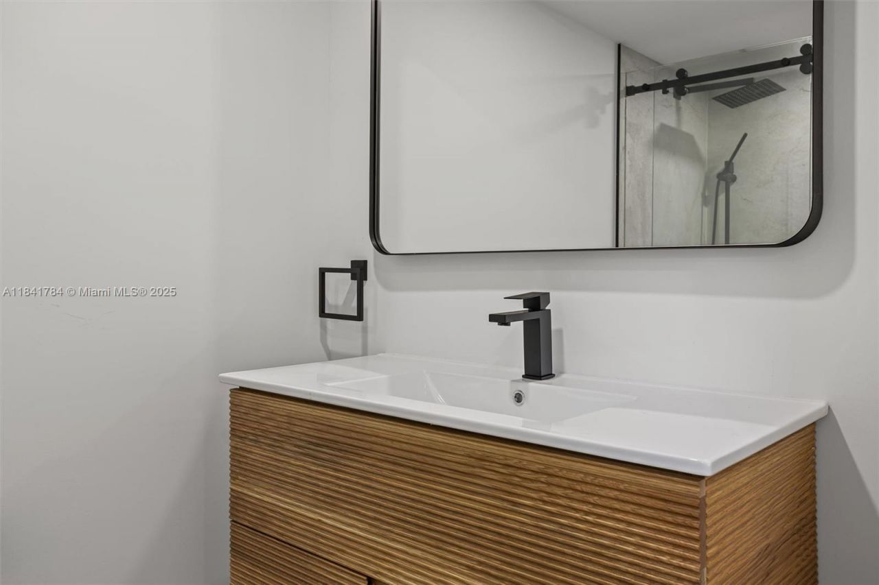 2180 NE 190th Ter, Miami, FL 33179 Photo