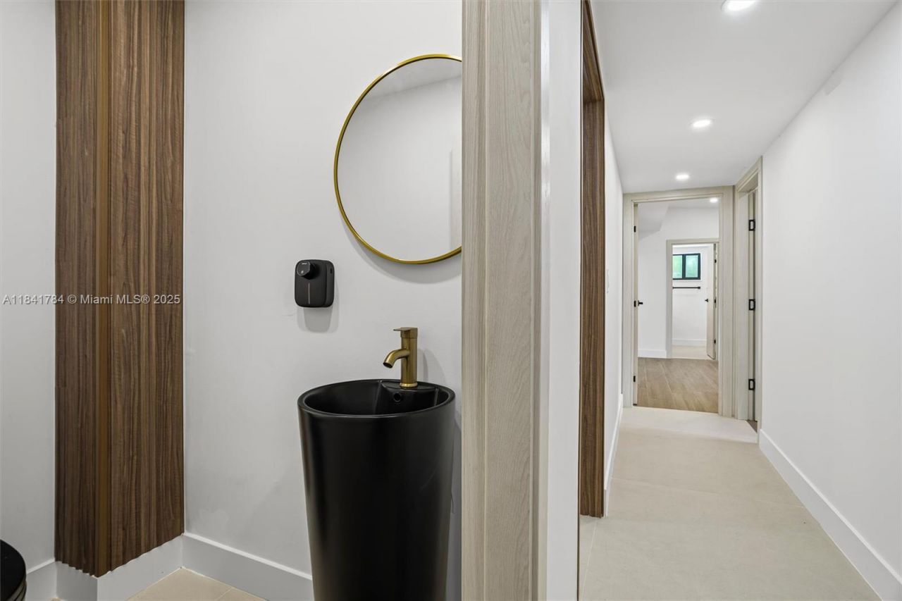 2180 NE 190th Ter, Miami, FL 33179 Photo