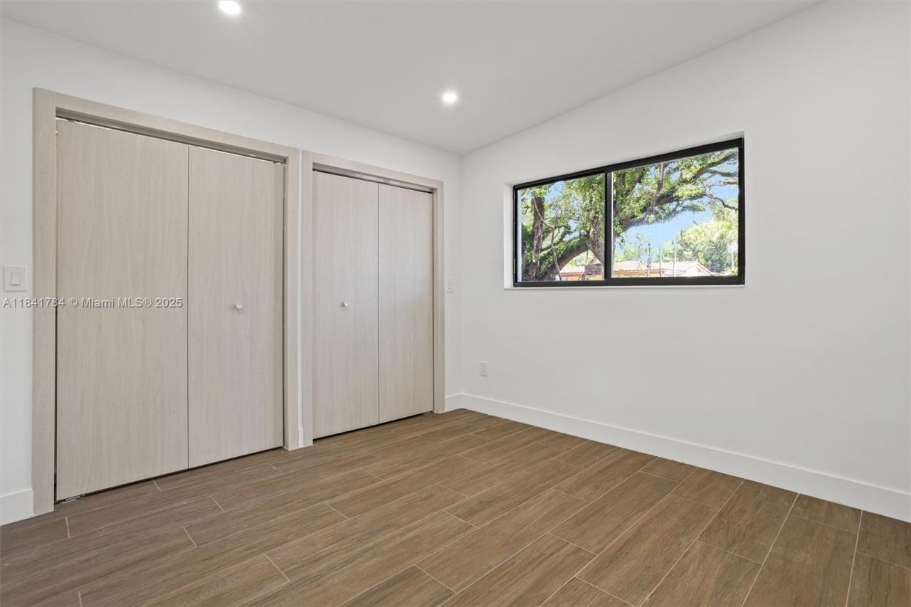 2180 NE 190th Ter, Miami, FL 33179 Photo