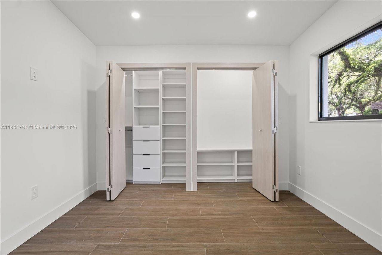 2180 NE 190th Ter, Miami, FL 33179 Photo