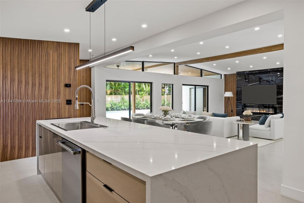 2180 NE 190th Ter, Miami, FL 33179 Photo