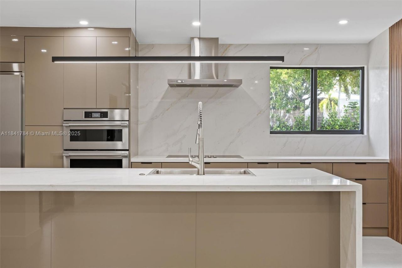 2180 NE 190th Ter, Miami, FL 33179 Photo