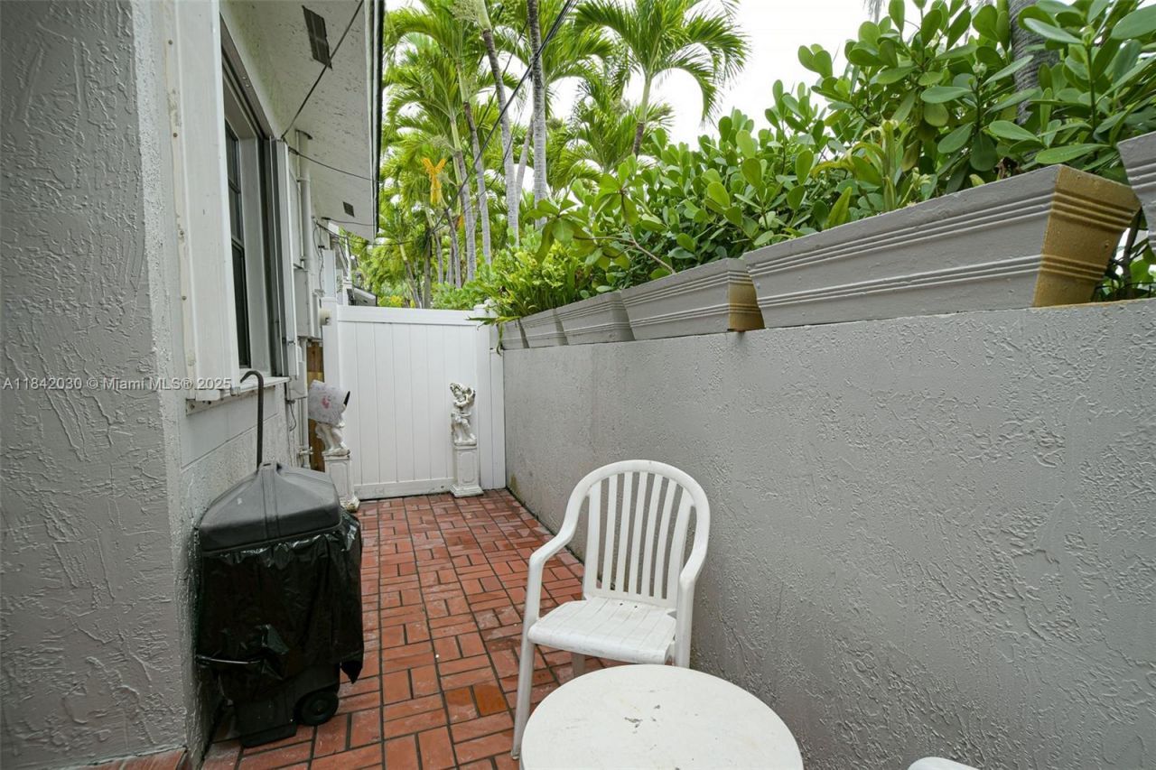 3542 SW 17 Street, Unit 2B, Miami, FL 33145 Photo