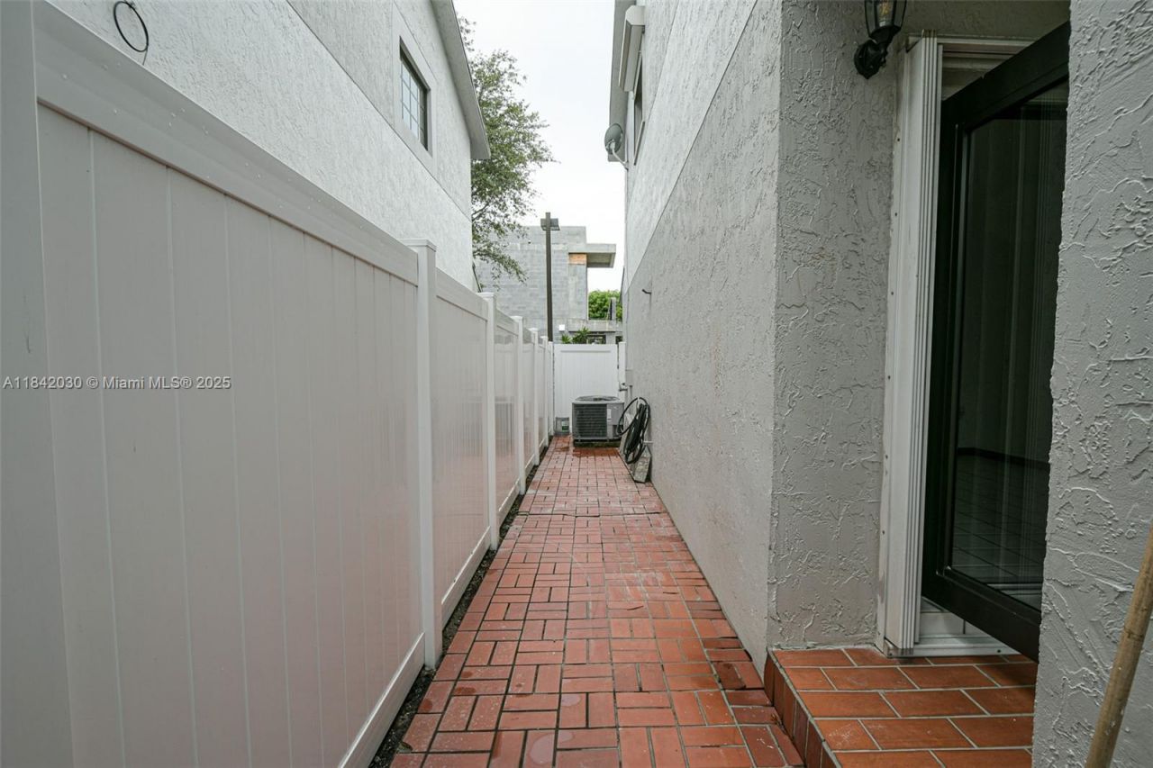 3542 SW 17 Street, Unit 2B, Miami, FL 33145 Photo