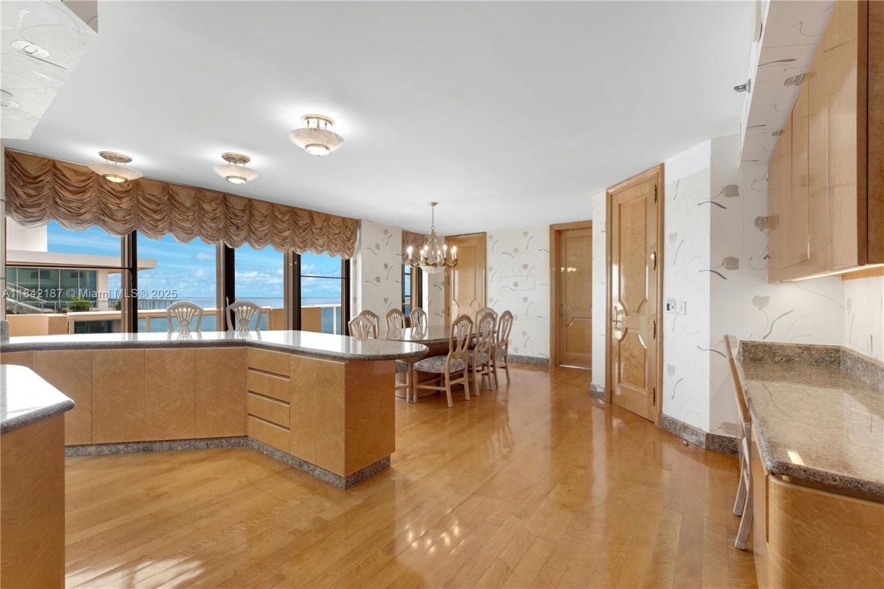 5757 Collins Ave, Unit PH-4, Miami Beach, FL 33140 Photo