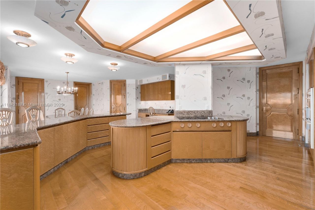 5757 Collins Ave, Unit PH-4, Miami Beach, FL 33140 Photo