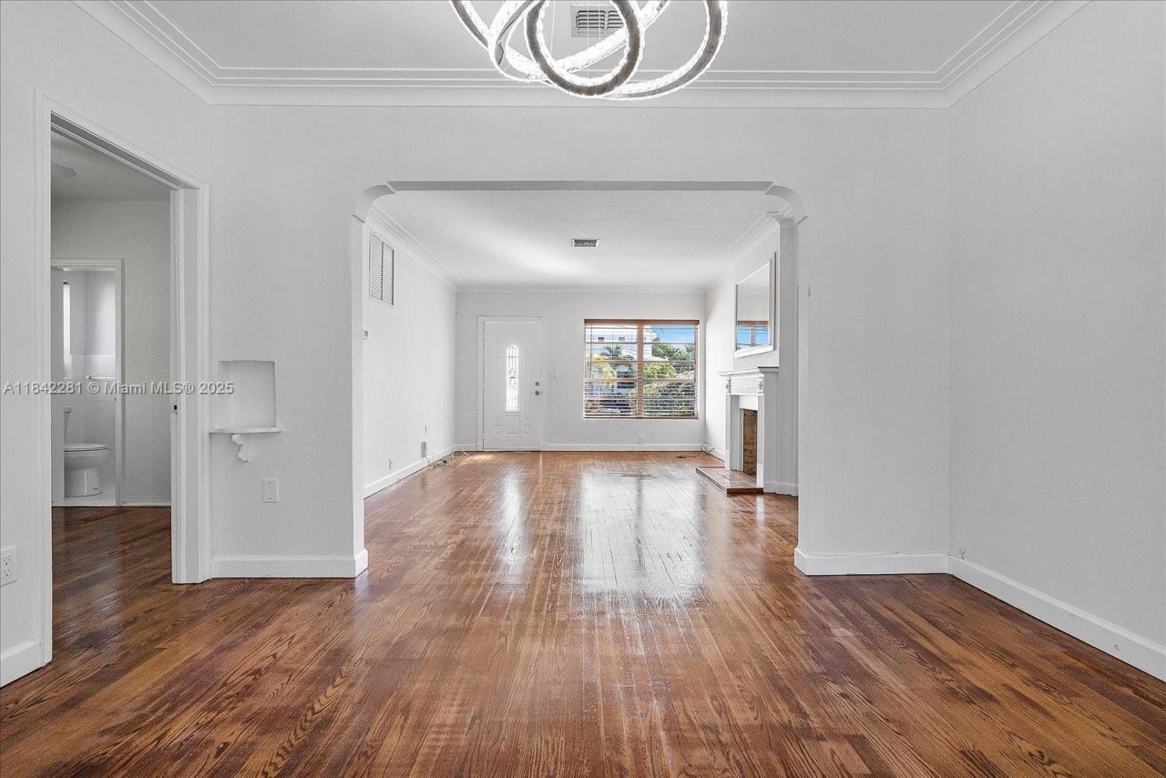 8826 Emerson Ave, Surfside, FL 33154 Photo