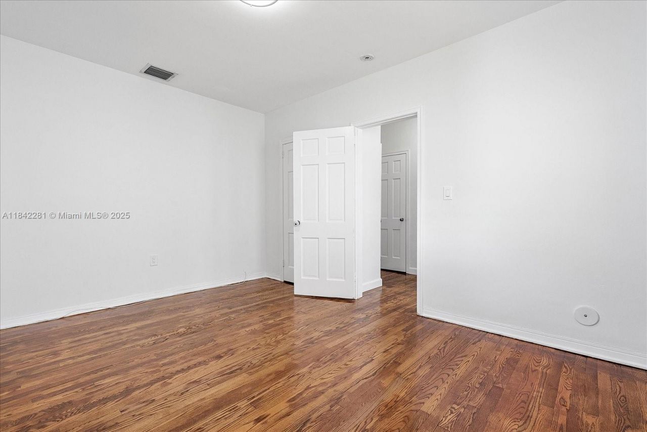 8826 Emerson Ave, Surfside, FL 33154 Photo