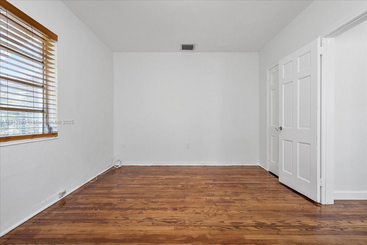 8826 Emerson Ave, Surfside, FL 33154 Photo