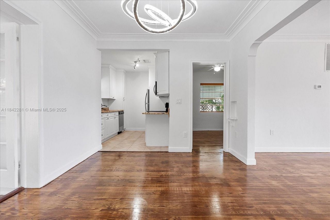 8826 Emerson Ave, Surfside, FL 33154 Photo