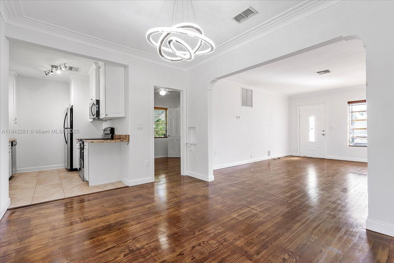 8826 Emerson Ave, Surfside, FL 33154 Photo