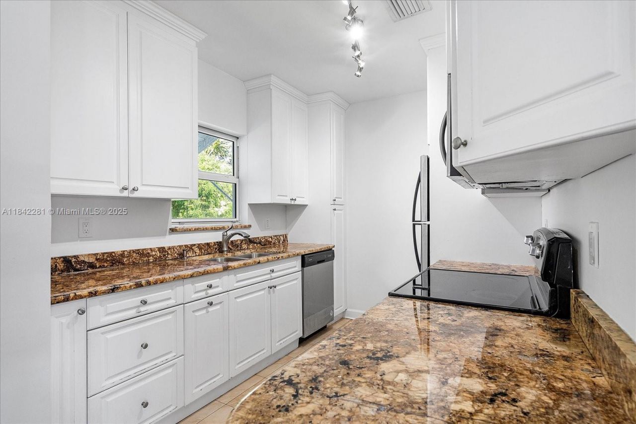 8826 Emerson Ave, Surfside, FL 33154 Photo