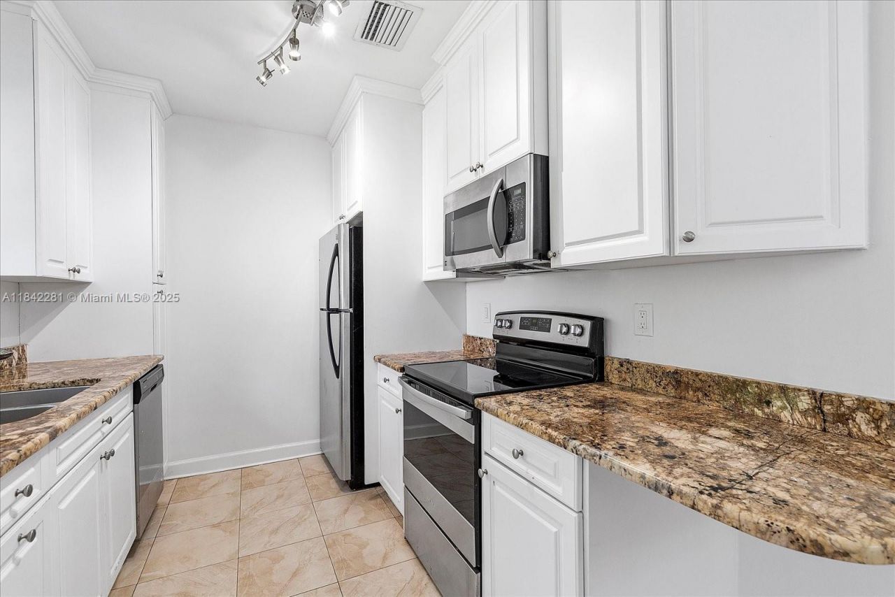 8826 Emerson Ave, Surfside, FL 33154 Photo