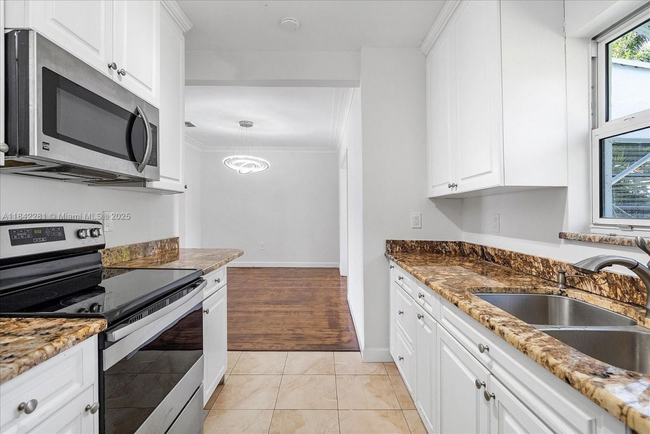 8826 Emerson Ave, Surfside, FL 33154 Photo