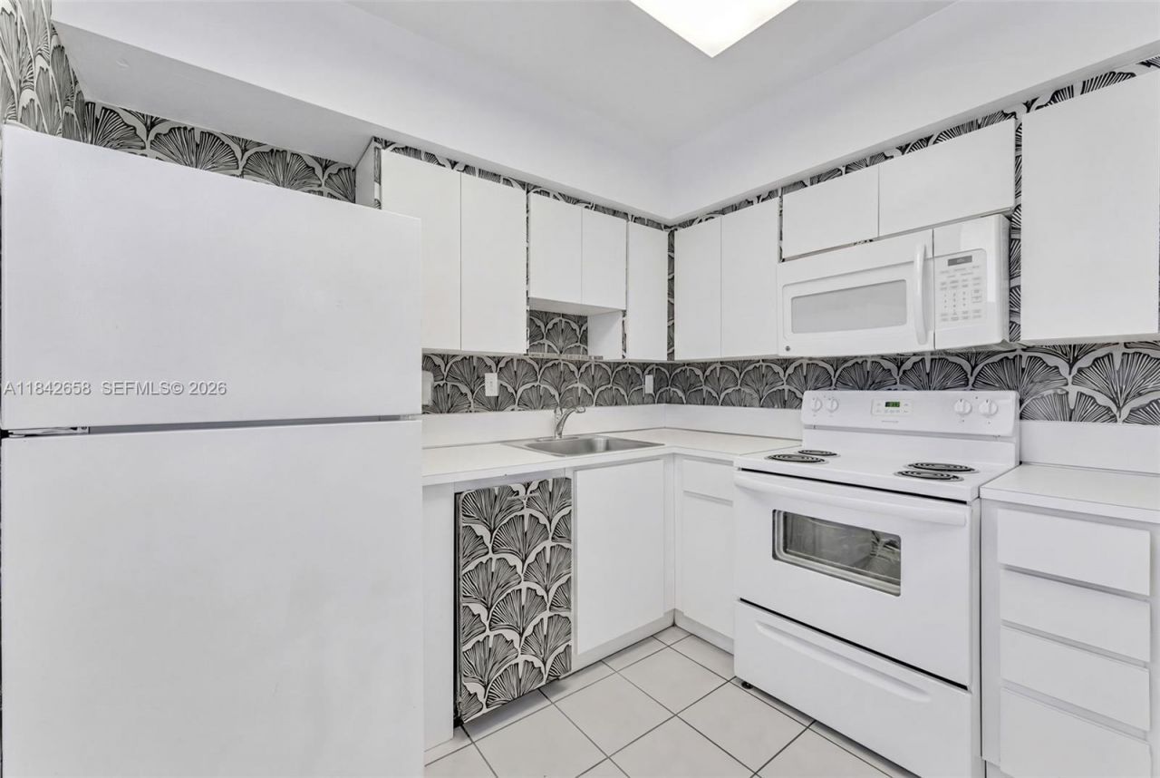 770 NE 69th St, Unit 4H, Miami, FL 33138 Photo