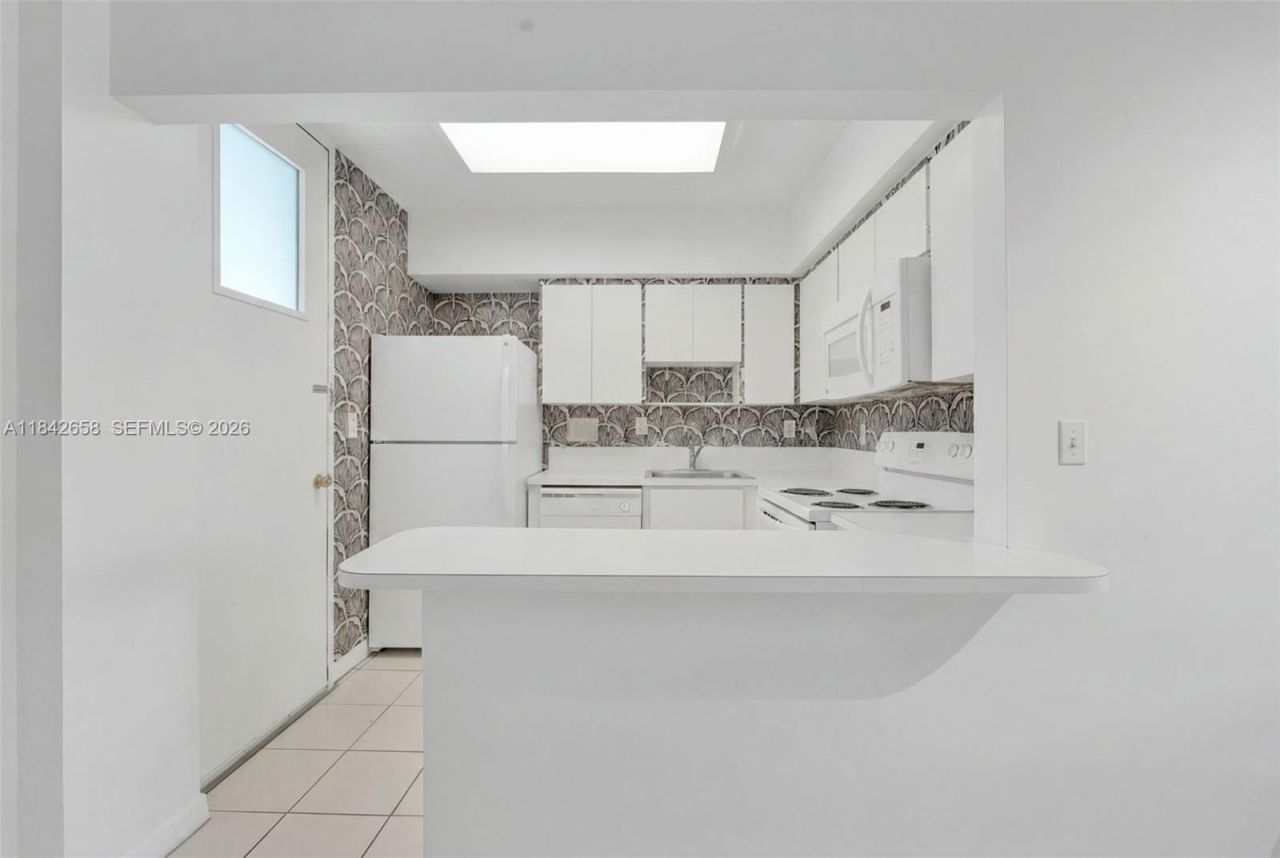 770 NE 69th St, Unit 4H, Miami, FL 33138 Photo