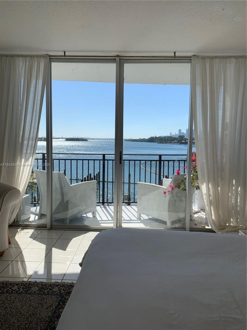 770 NE 69th St, Unit 4H, Miami, FL 33138 Photo